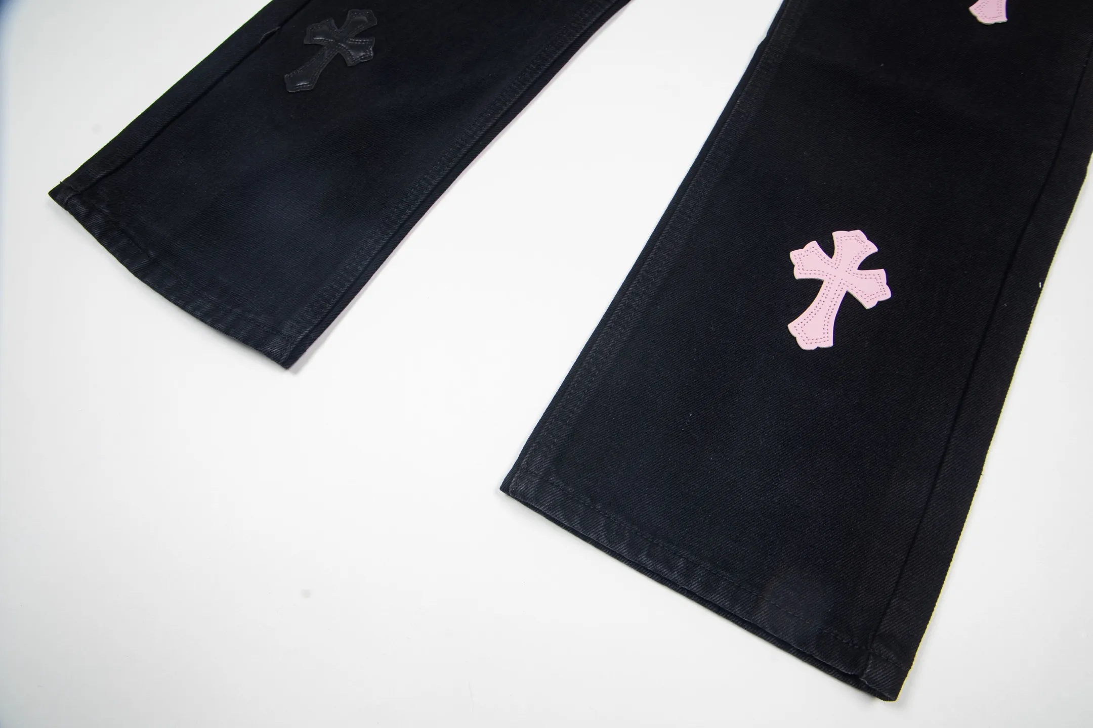 P260 Chrome Hearts Black Pants Sanskrit Black Pink Multi-Leather Jeans CH jeans need to be washed after the finished product is disassembled and then hand-stitched with sheepskin cross leather and then spliced ​​together to complete. The whole piece has too many craftsmanship to explain, patchwork cross flower embellishment, high-waisted washed jeans! ! Absolutely high-end luxury products, god-level single products and super popular products, made with top heavy industry, a must-see magic weapon. Customized hardware. The fabric is thick and soft after washing. It has good breathability. Customized small leather label. Unique design. The details are simple and elegant, and the workmanship is exquisite. The entire trousers are neatly routed and the details are in place! It’s so cool that both men and women can easily control the genderless trend! Style number: 1871# Color: black Size: 28 30 32 34